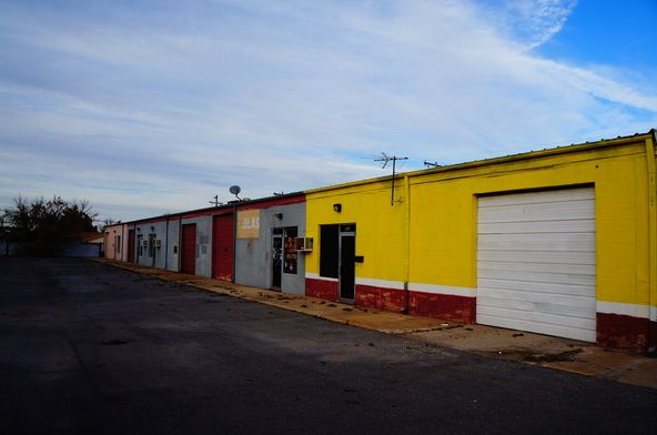 NEWEY SHOPPING CENTER: 4805 SE 29th St, Del City, OK 73115